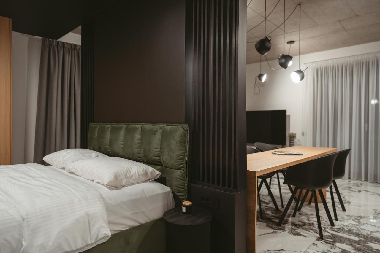 26Bricks Luxury Suites Oradea Bagian luar foto