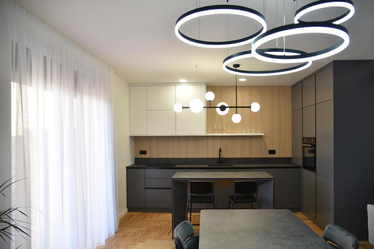 26Bricks Luxury Suites Oradea Bagian luar foto
