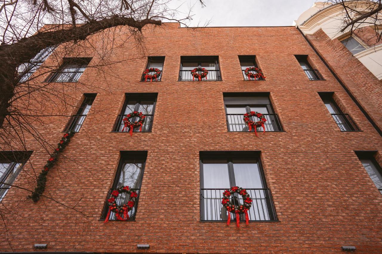 26Bricks Luxury Suites Oradea Bagian luar foto