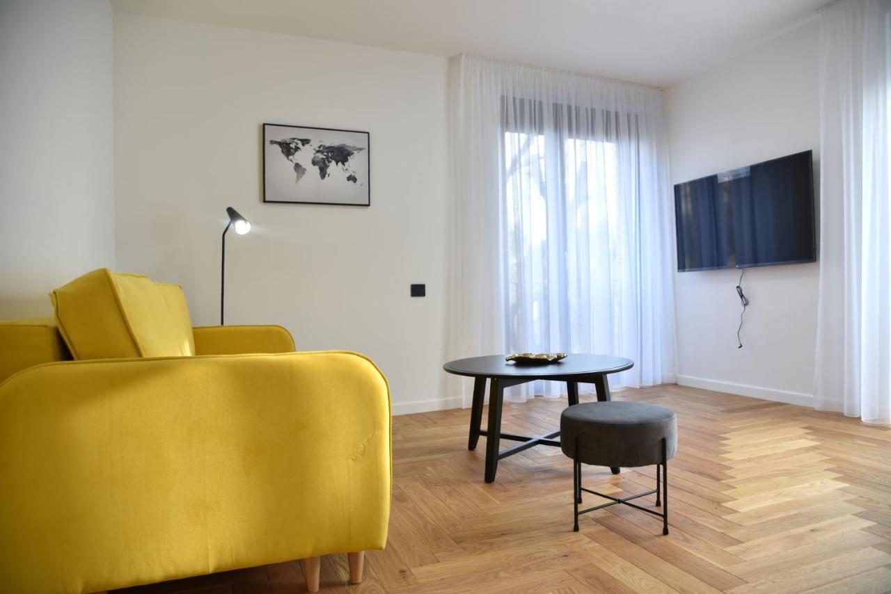 26Bricks Luxury Suites Oradea Bagian luar foto