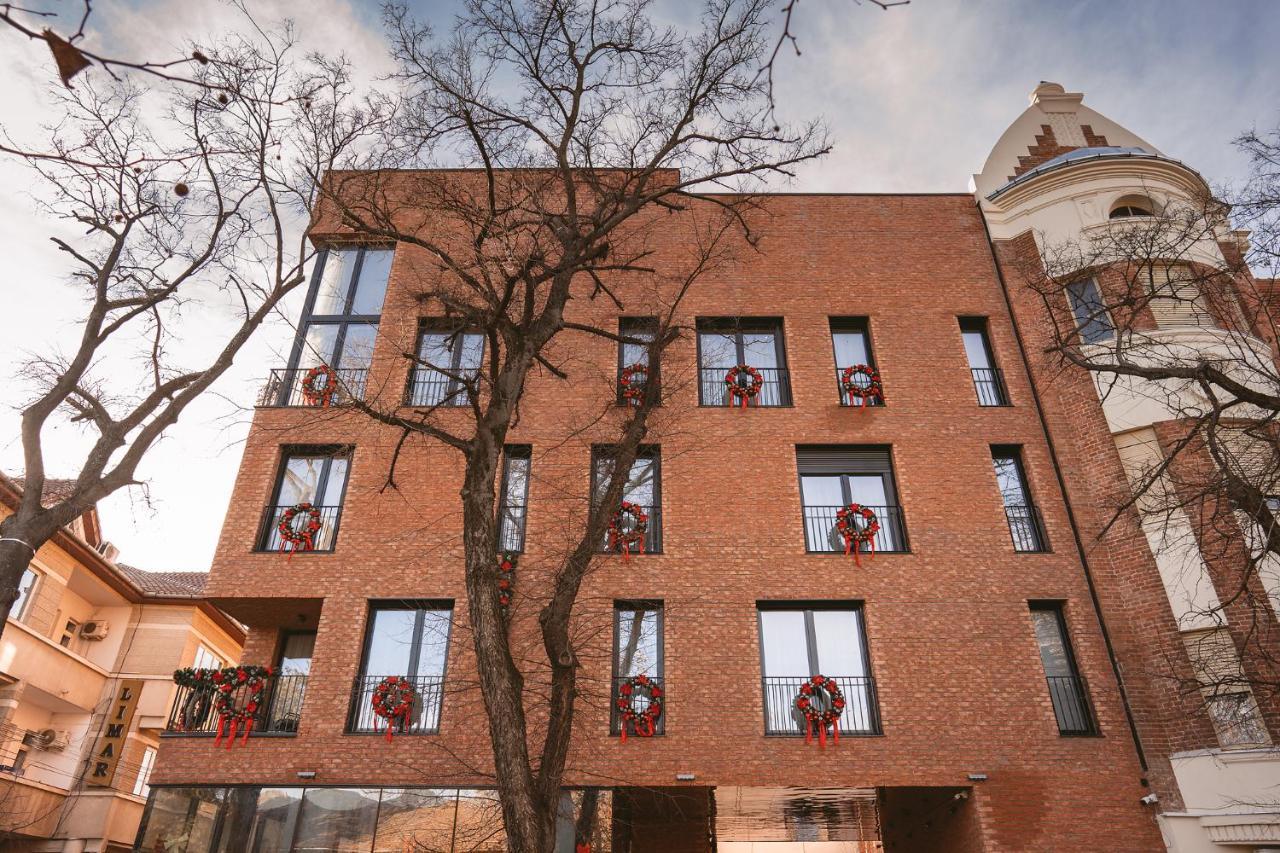 26Bricks Luxury Suites Oradea Bagian luar foto