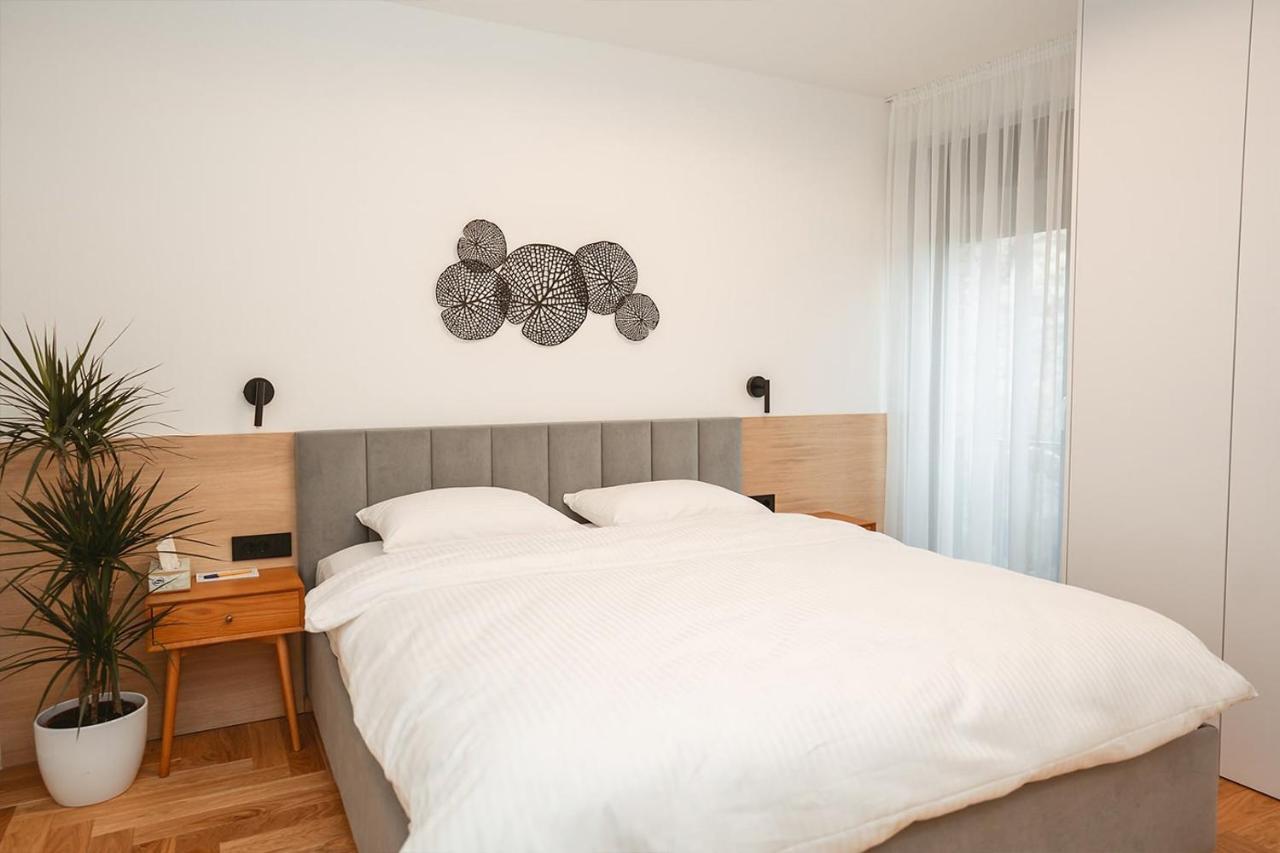 26Bricks Luxury Suites Oradea Bagian luar foto