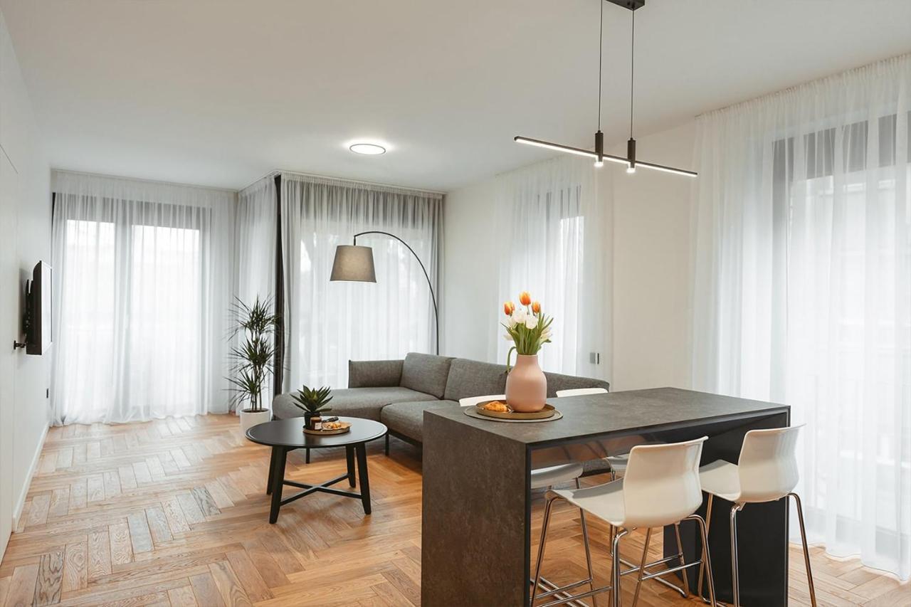 26Bricks Luxury Suites Oradea Bagian luar foto