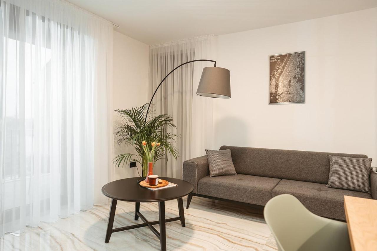 26Bricks Luxury Suites Oradea Bagian luar foto