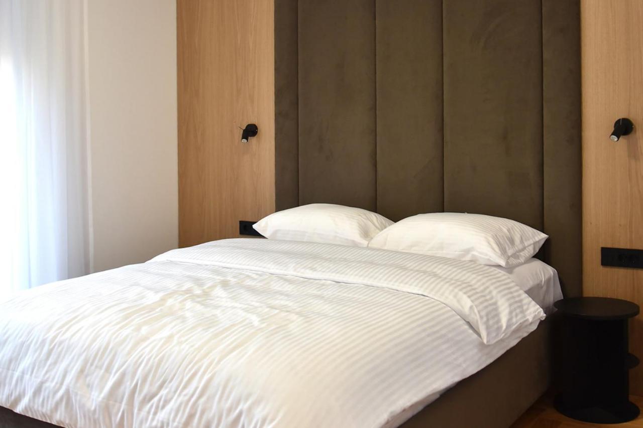 26Bricks Luxury Suites Oradea Bagian luar foto