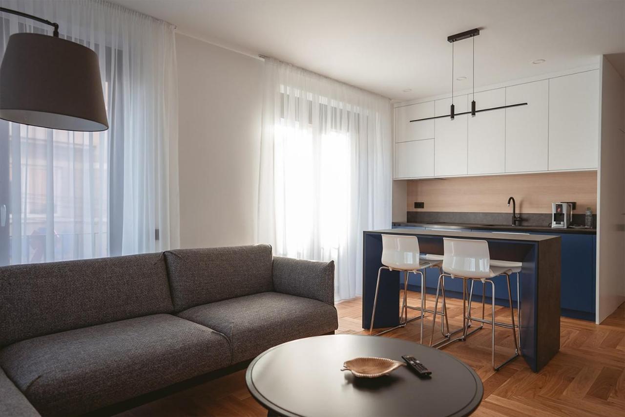 26Bricks Luxury Suites Oradea Bagian luar foto