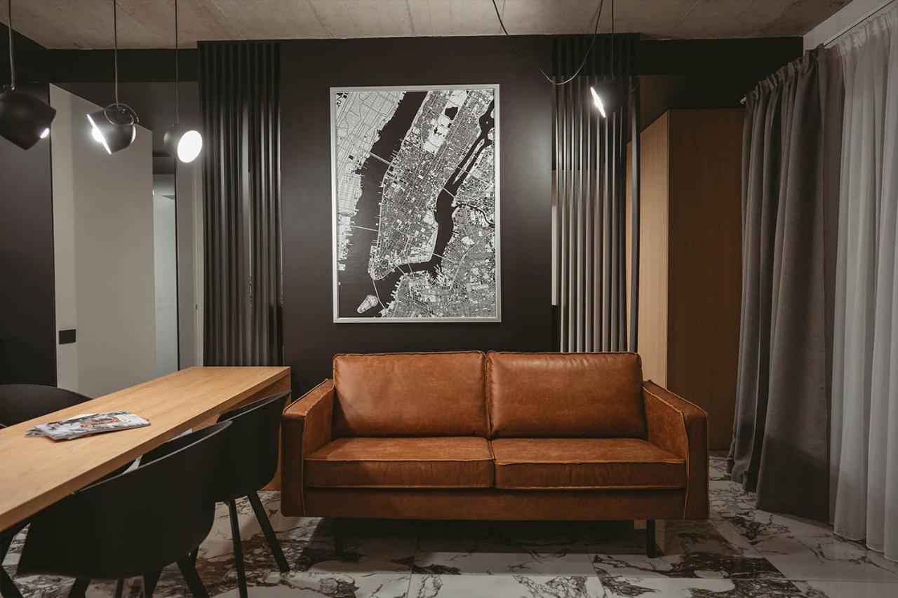 26Bricks Luxury Suites Oradea Bagian luar foto