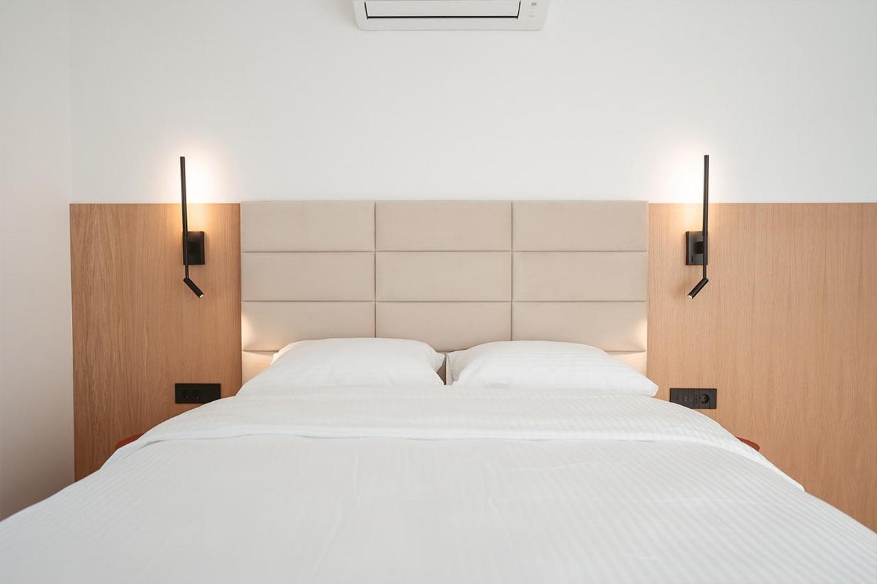 26Bricks Luxury Suites Oradea Bagian luar foto