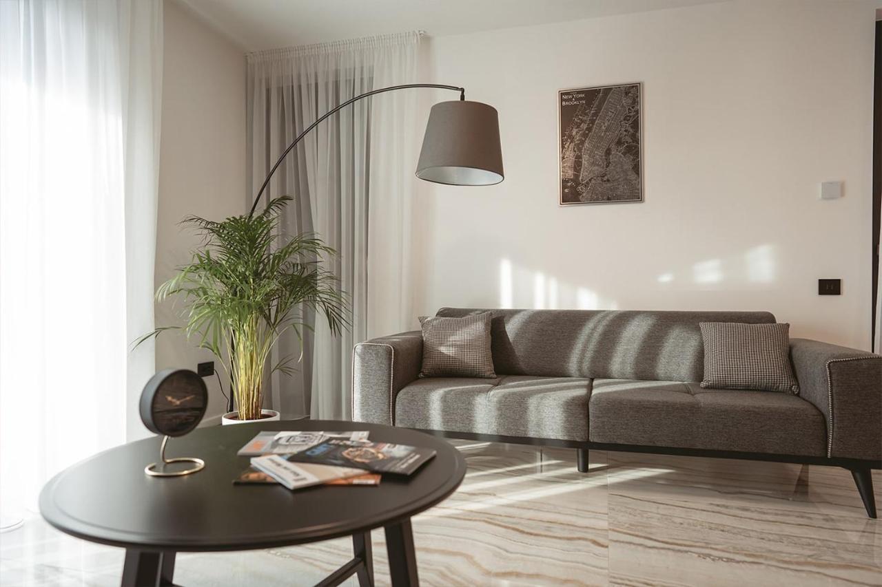 26Bricks Luxury Suites Oradea Bagian luar foto