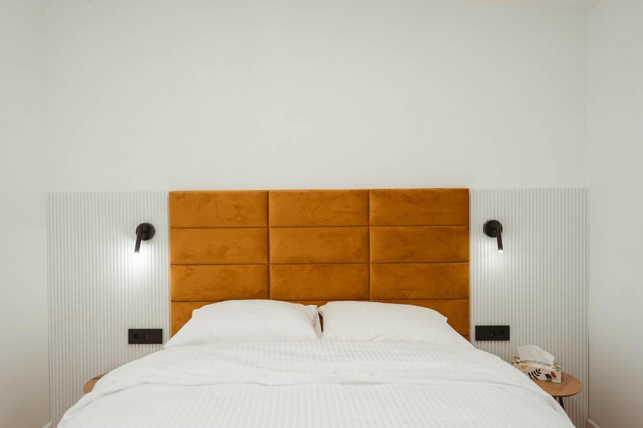 26Bricks Luxury Suites Oradea Bagian luar foto