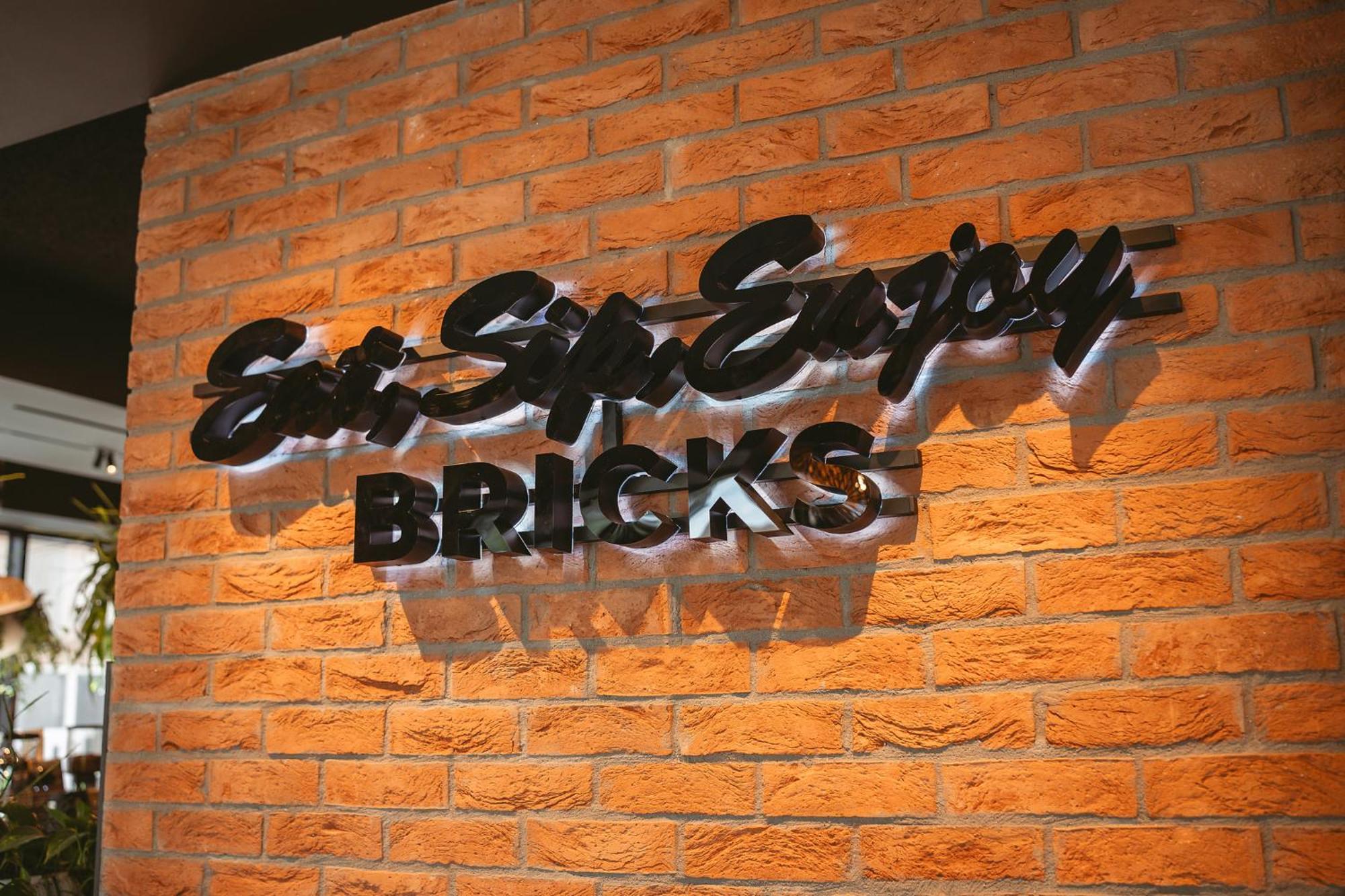 26Bricks Luxury Suites Oradea Bagian luar foto